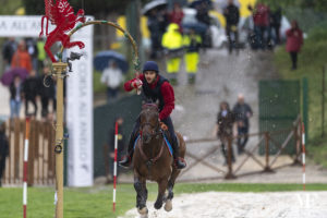cavaliere in corsa centra l'anello