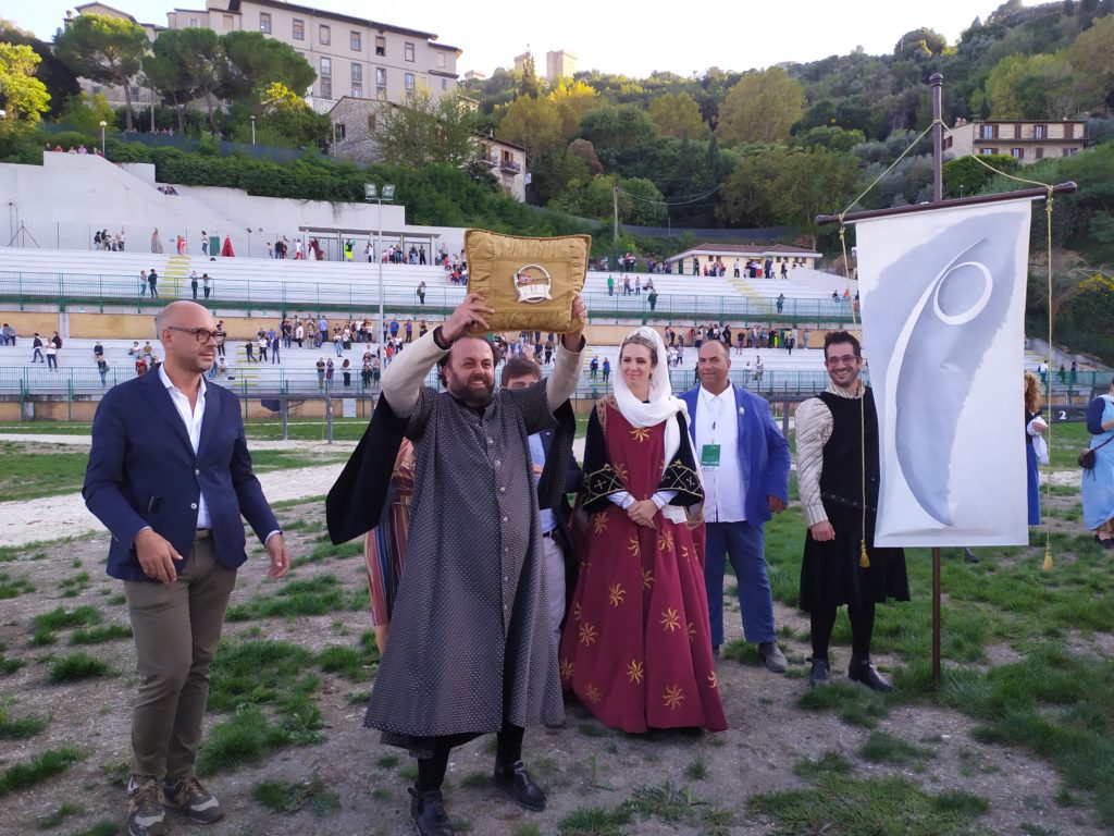 Cesare Antonini Priore Mezule festeggia la vittoria Rivincita 2019
